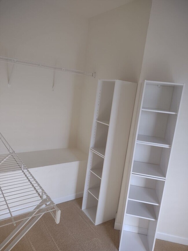 Building Photo - Beautiful and Charming! You Want it and Th...