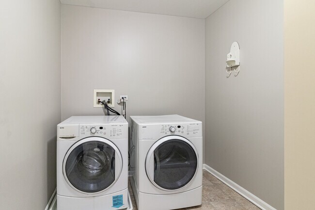 Building Photo - 1858 Crenshaw Cir