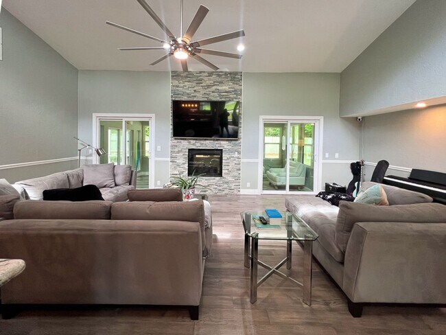 Building Photo - 3BR/2BA POOL HOME in SW Gainesville - avai...