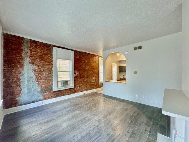 Building Photo - 2233 Victor St