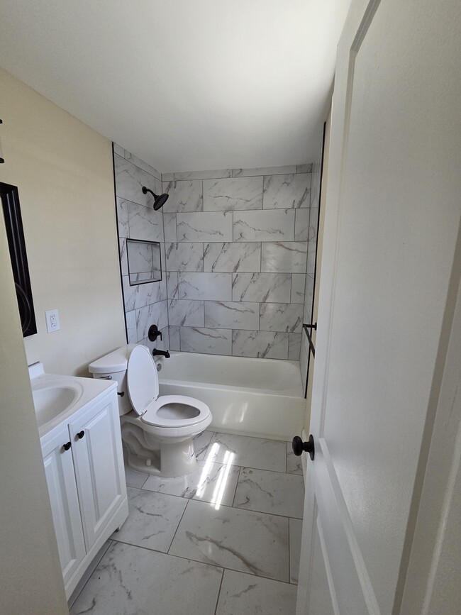 Building Photo - 2717 Bookert Dr