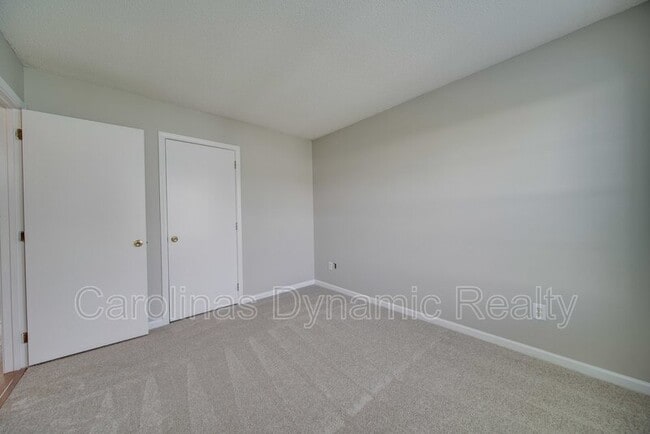 Building Photo - 120 Lantana Dr