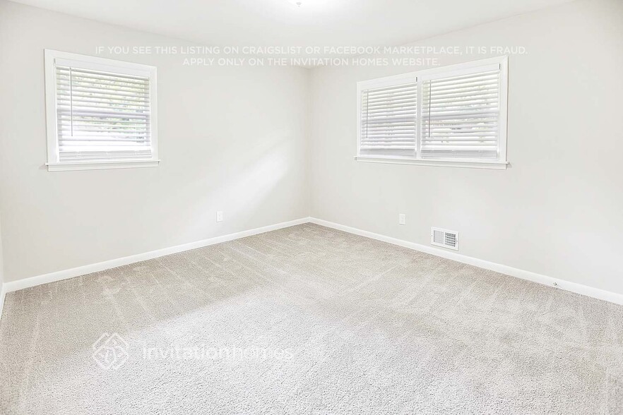 Building Photo - 3582 Highwood Dr SW