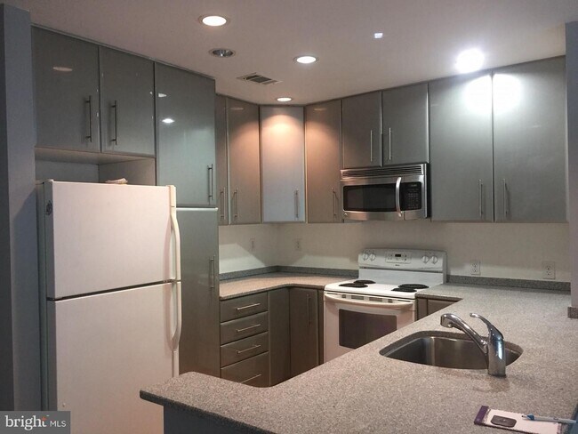 Building Photo - 5811 Royal Ridge Dr