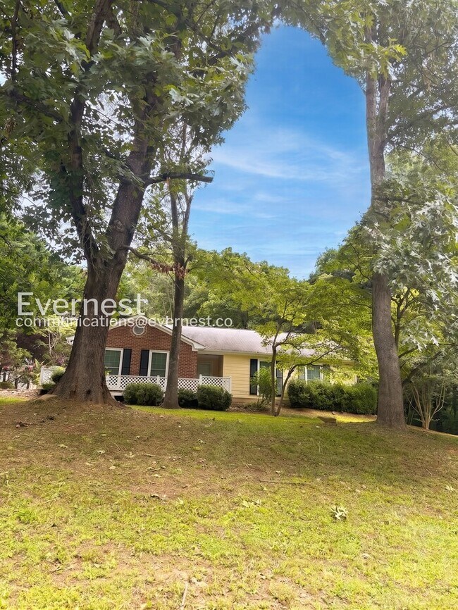 Building Photo - Spacious  Home with Deck, Patio, and Garage! / 3 Bed, 2 Bath / Available now!