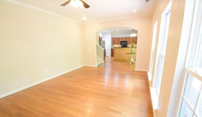 Building Photo - 1913 Thorn Crest Dr