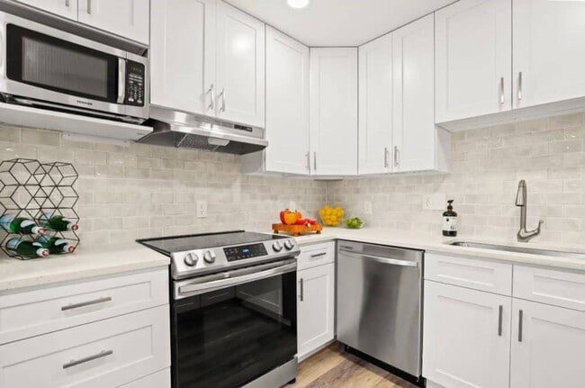 Building Photo - Newly Remodeled 1 BR Available Now!