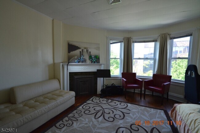 Building Photo - 83 Summit Ave