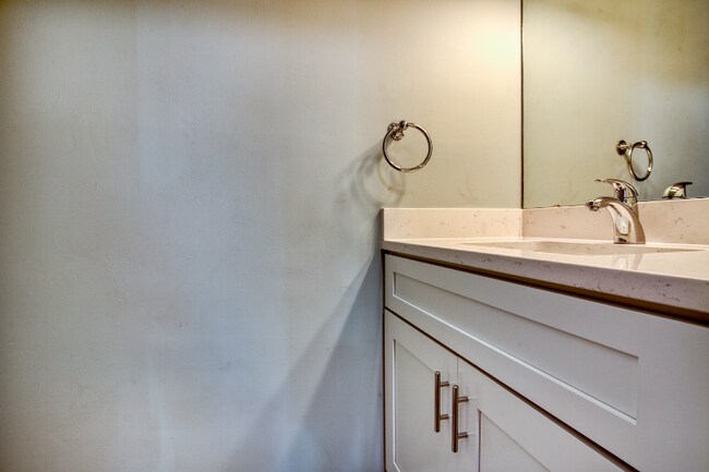 Building Photo - 617 13th Ave S