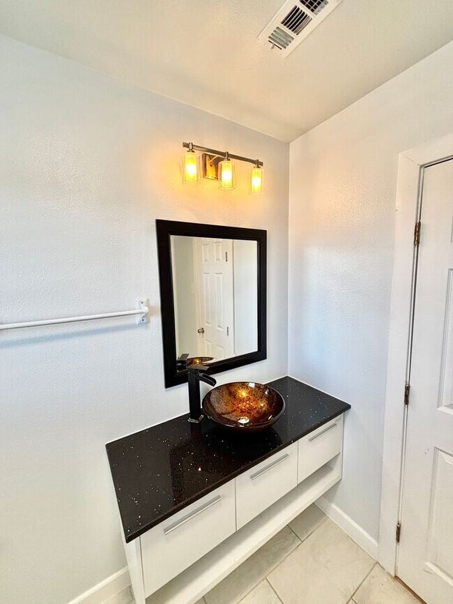 Building Photo - Charming 1-Bedroom Apartment with Convenie...