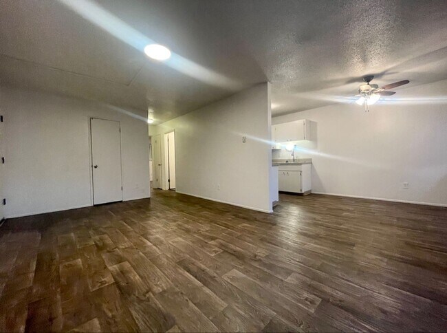 Building Photo - **FREE FIRST MONTH'S RENT** Spacious Top Floor Unit~ Great Natural Light~ Updated with Great Stor...