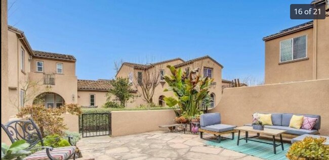 Building Photo - End Unit Townhome with Privacy and Lots of...