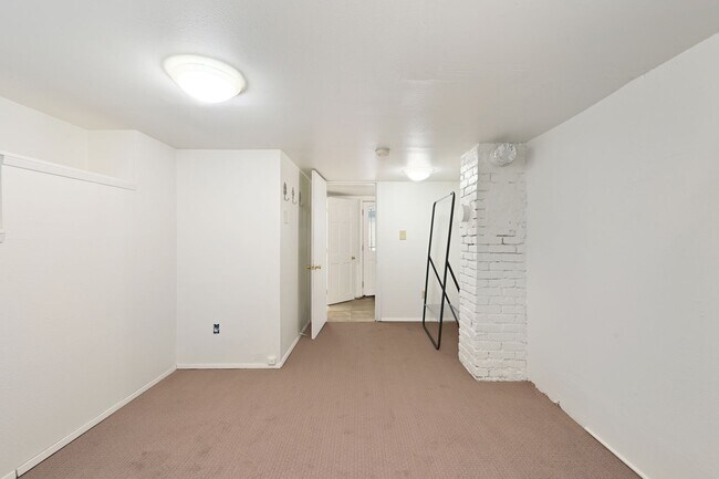 Building Photo - 5516 20th Ave NE