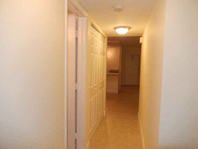Building Photo - 3017 N Oakland Forest Dr