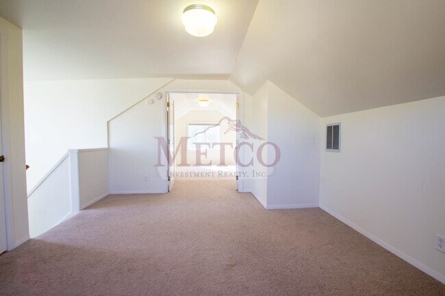 Building Photo - Light & Bright Home In Eugene