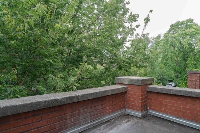 Building Photo - Southport Corridor - 1 Bed / 1 Bath - Heat Included