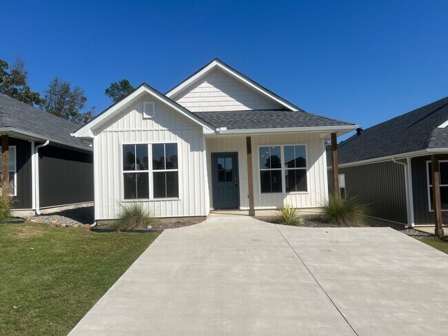 Primary Photo - New 3 Bed 3 Bath Home