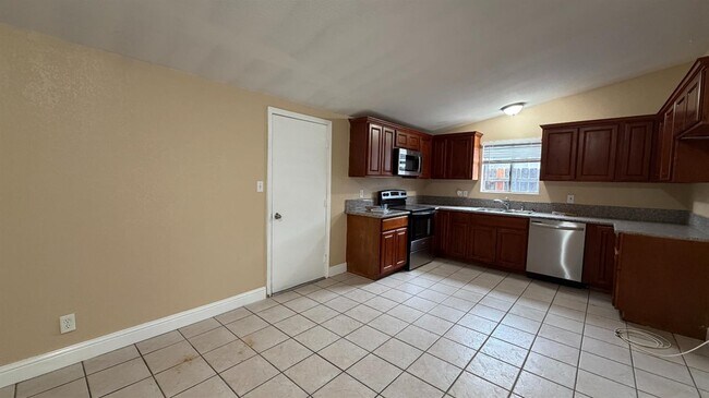 Building Photo - 136 Pico Ave