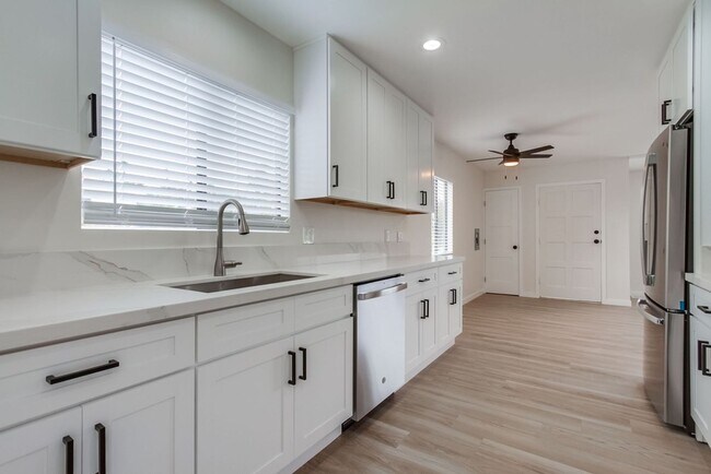 Building Photo - Charming Fully Remodeled 3-Bedroom Home in...