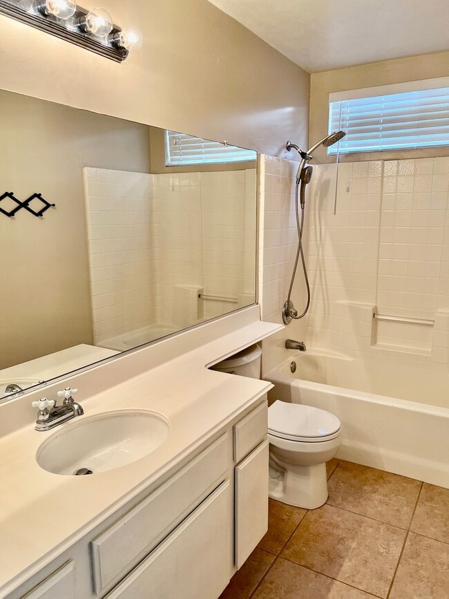 Building Photo - Nice 2 Story Home