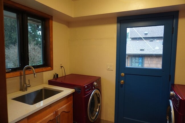 Building Photo - 5716 Alki Rd