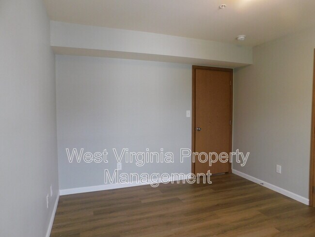 Building Photo - 212 Cardinal Wy