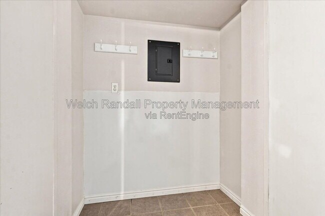 Building Photo - 5511 S Willow Ln