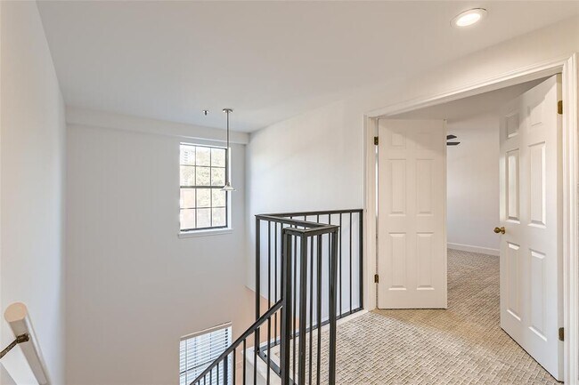 Building Photo - 1704 West Ave