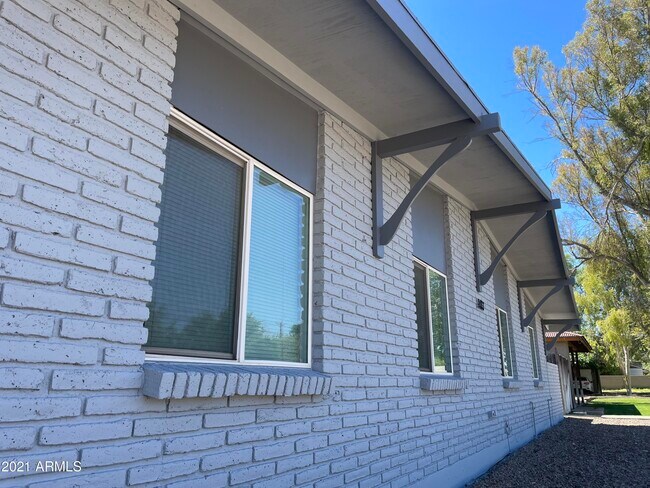 Building Photo - 2033 S Forest Ave