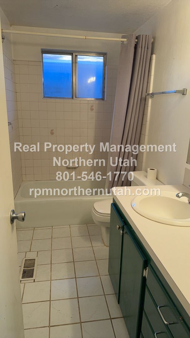 Building Photo - 5 Bedroom 2 Bath Home In Kaysville Available!