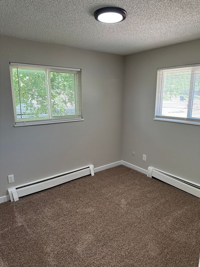 Building Photo - 2915 Straus Ln