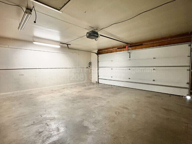 Building Photo - 2707 Fairway Dr