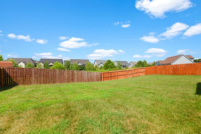 Building Photo - Pet Friendly Three Bedroom with Bonus!