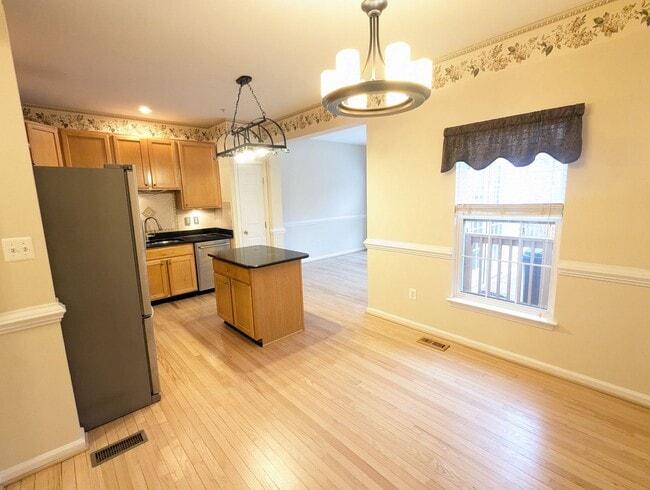 Building Photo - Townhome in *OAKDALE school district* ready for you now!