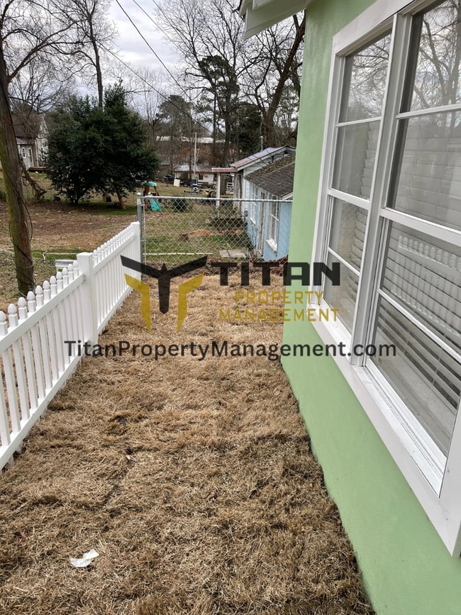 Building Photo - Updated Studio Apartment