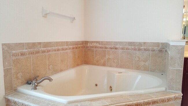 Building Photo - Elegant 4-Bedroom Home in Gated Eagle Creek with Resort-Style Amenities - Pet Policy: No Pets All...