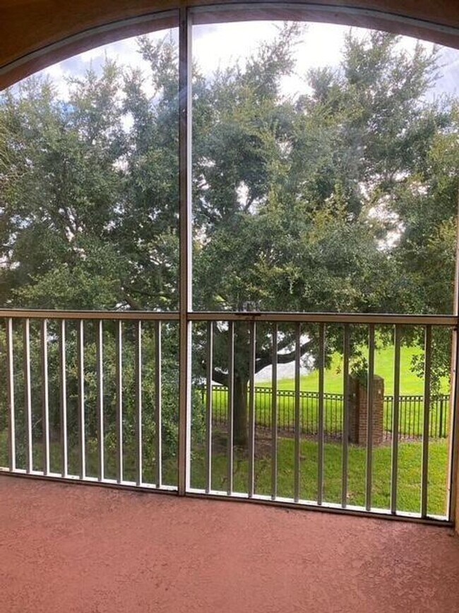 Building Photo - Spacious 3/2 Condo with Pond View!