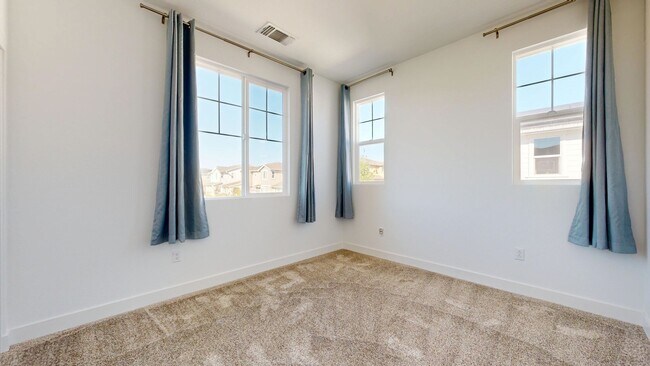 Building Photo - Bright & Beautiful 4 Bedroom 3 Full Bathroom Home!