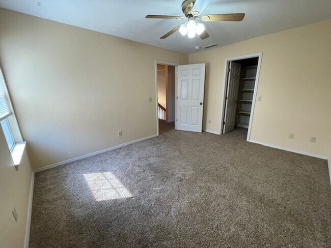 Building Photo - 4 Bedroom Home in SE Springfield!