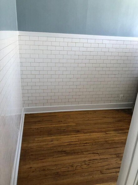 Building Photo - 6364 N Hermitage Ave