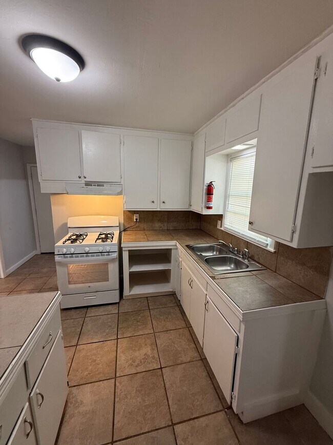 Building Photo - 2748 Woodside Dr