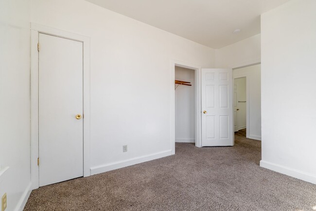 Building Photo - Spacious 4 Bedroom 2 Full Baths Available Kenosha