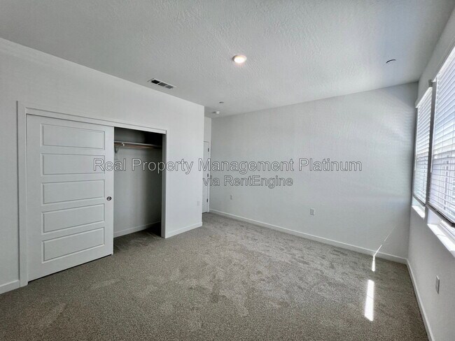 Building Photo - 883 Fruitwood Ave