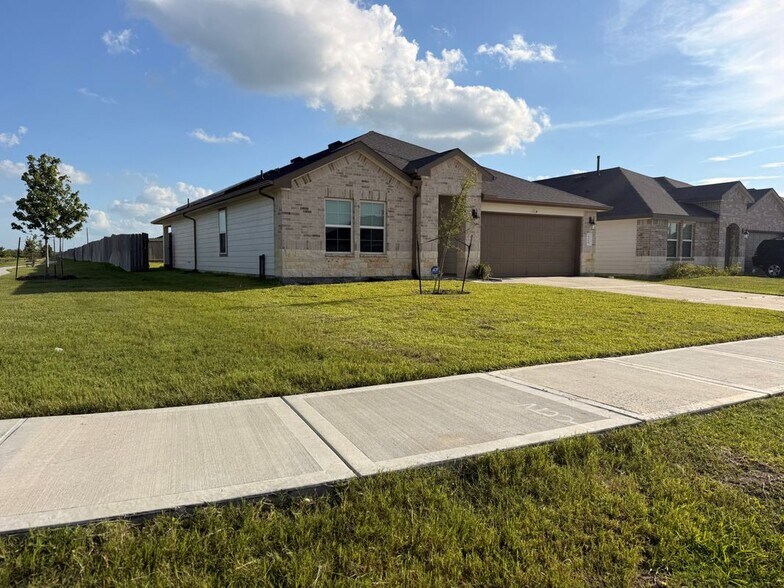 Building Photo - 1210 Hughes Crossing Dr