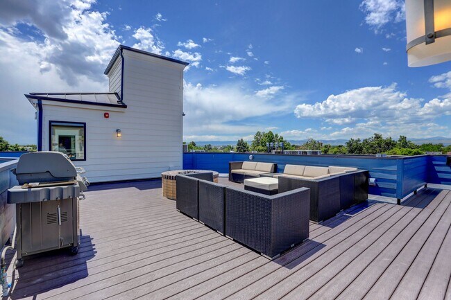 Building Photo - 2 bedroom 2 bath Penthouse apartment in Wa...
