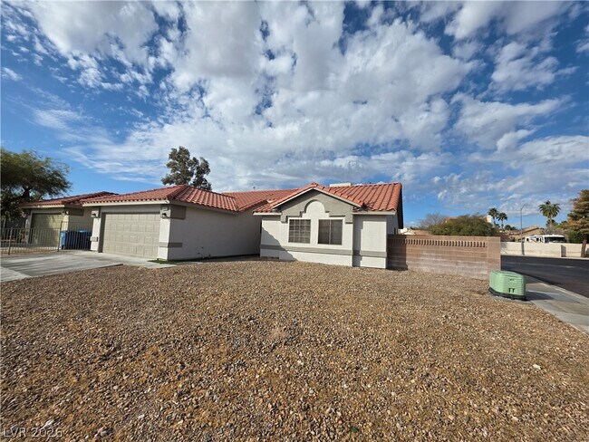 Building Photo - 5843 Berry Hill Ln