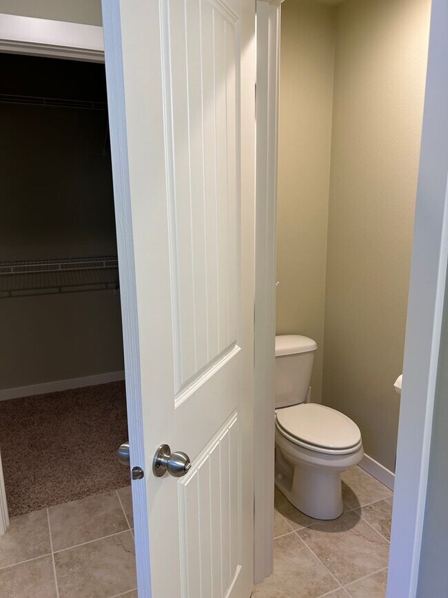 Building Photo - Newer Duvall 5 Bedroom 3 Bath Luxury Home