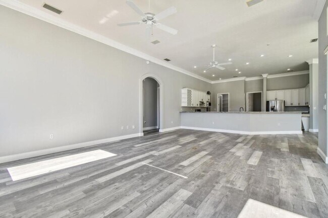 Building Photo - 6644 Country Club Rd