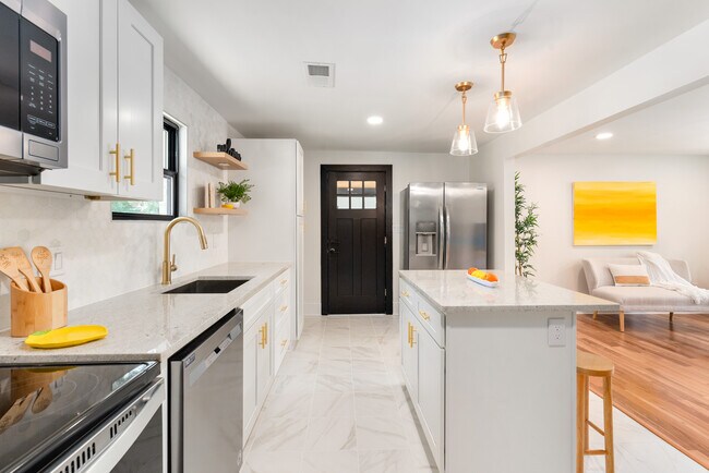 Building Photo - 5708 Southampton Rd