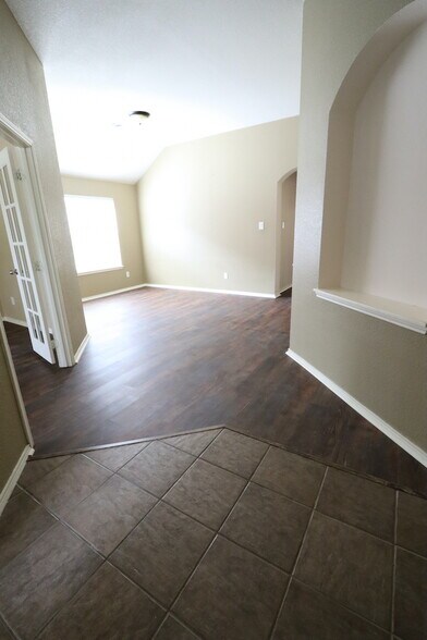 Building Photo - 1000 Warbler Ln